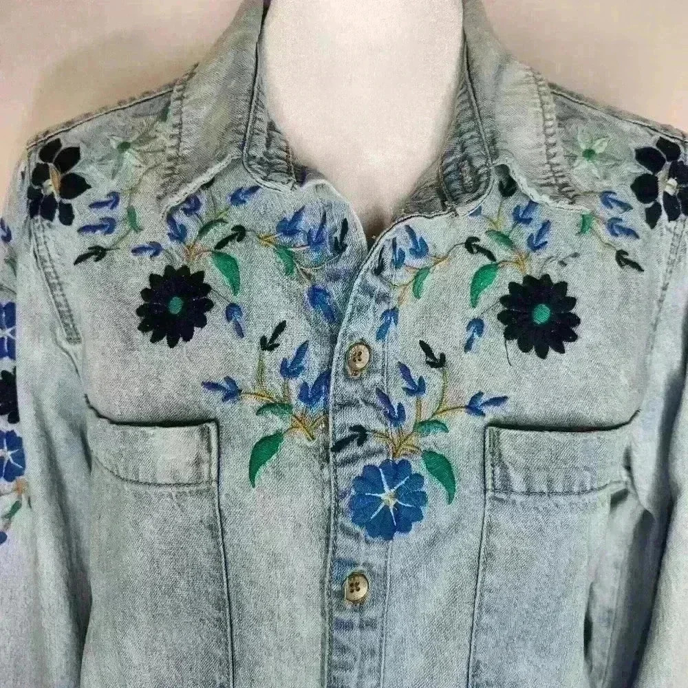 Lucky Brand Floral Embroidered Y2K Denim button down Women Size Small - Picture 3 of 7